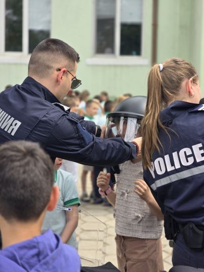Демонстрация на полицията пред ученици на НУ "Отец Паисий" - НУ Отец Паисий - Пазарджик