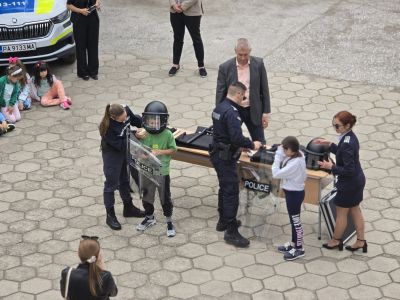 Демонстрация на полицията пред ученици на НУ "Отец Паисий" - НУ Отец Паисий - Пазарджик