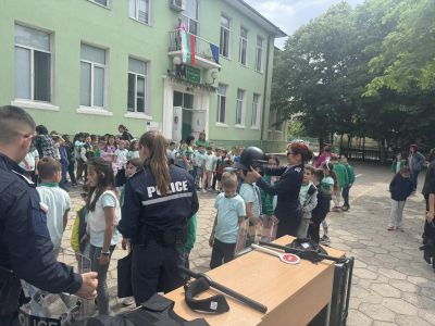 Демонстрация на полицията пред ученици на НУ "Отец Паисий" - НУ Отец Паисий - Пазарджик