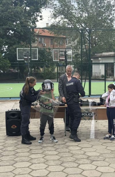 Демонстрация на полицията пред ученици на НУ "Отец Паисий" - НУ Отец Паисий - Пазарджик