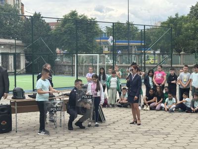Демонстрация на полицията пред ученици на НУ "Отец Паисий" - НУ Отец Паисий - Пазарджик